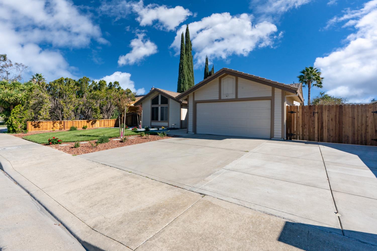 760 Meadowlark Ave, Los Banos, CA 93635