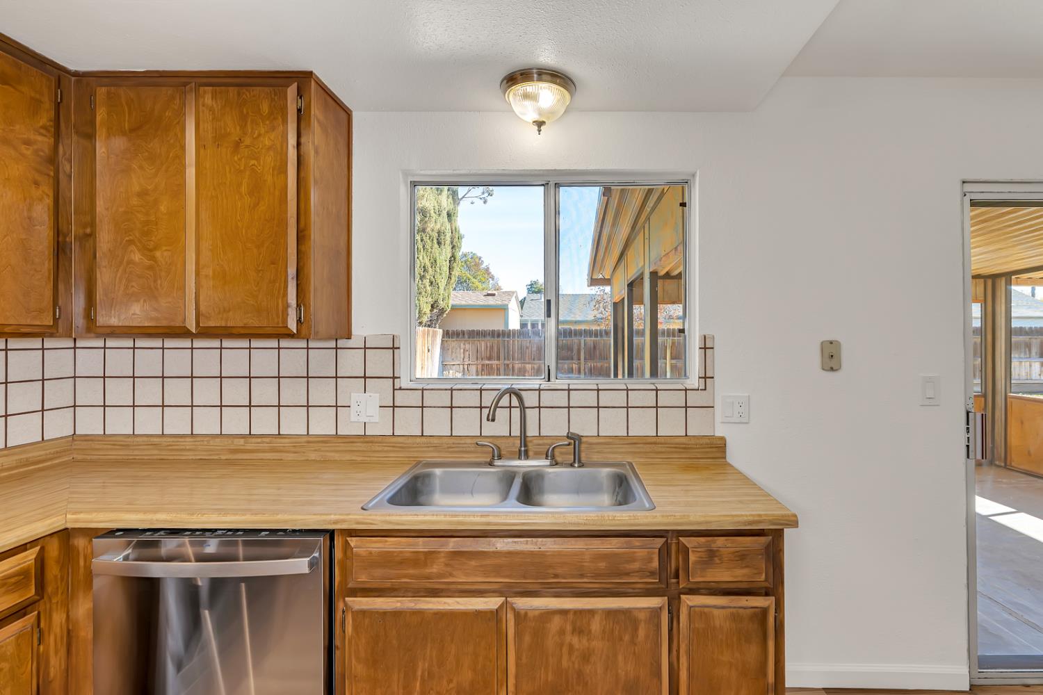 760 Meadowlark Ave, Los Banos, CA 93635