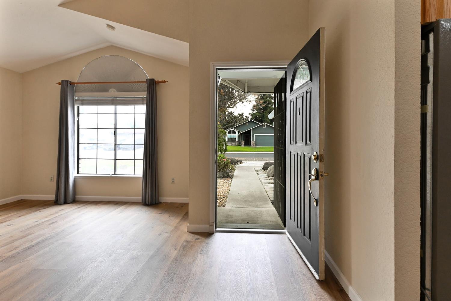 908 Deer Park Dr, Modesto, CA 95358