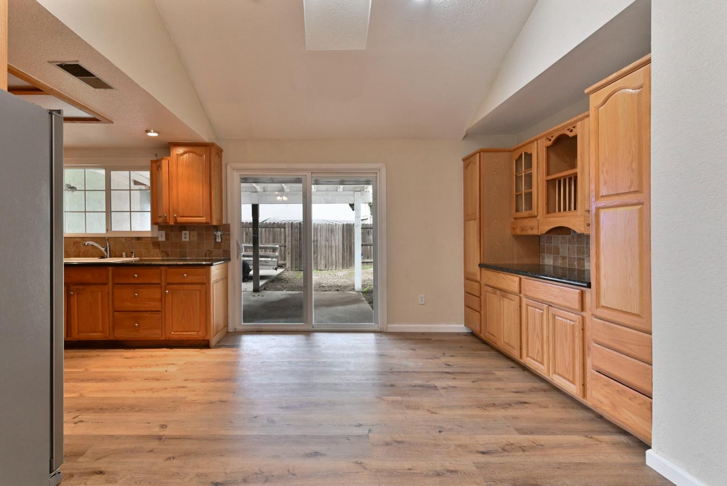 908 Deer Park Dr, Modesto, CA 95358