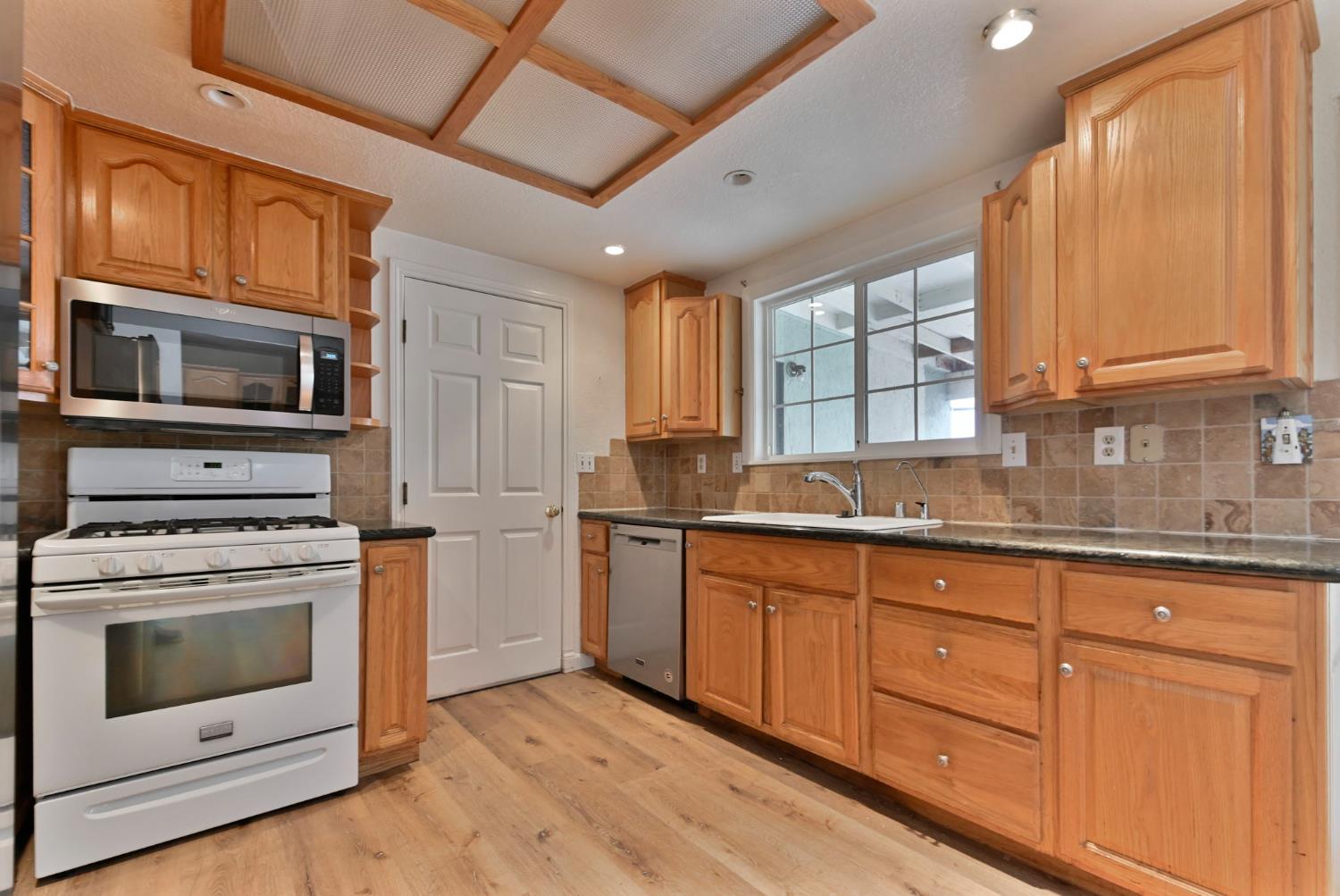 908 Deer Park Dr, Modesto, CA 95358