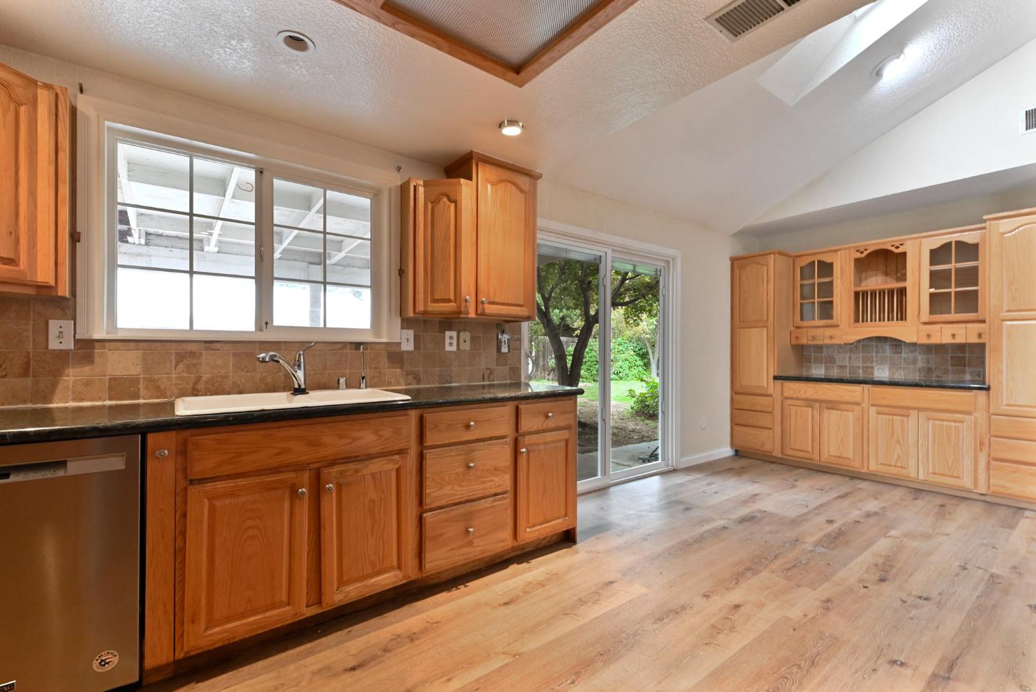 908 Deer Park Dr, Modesto, CA 95358