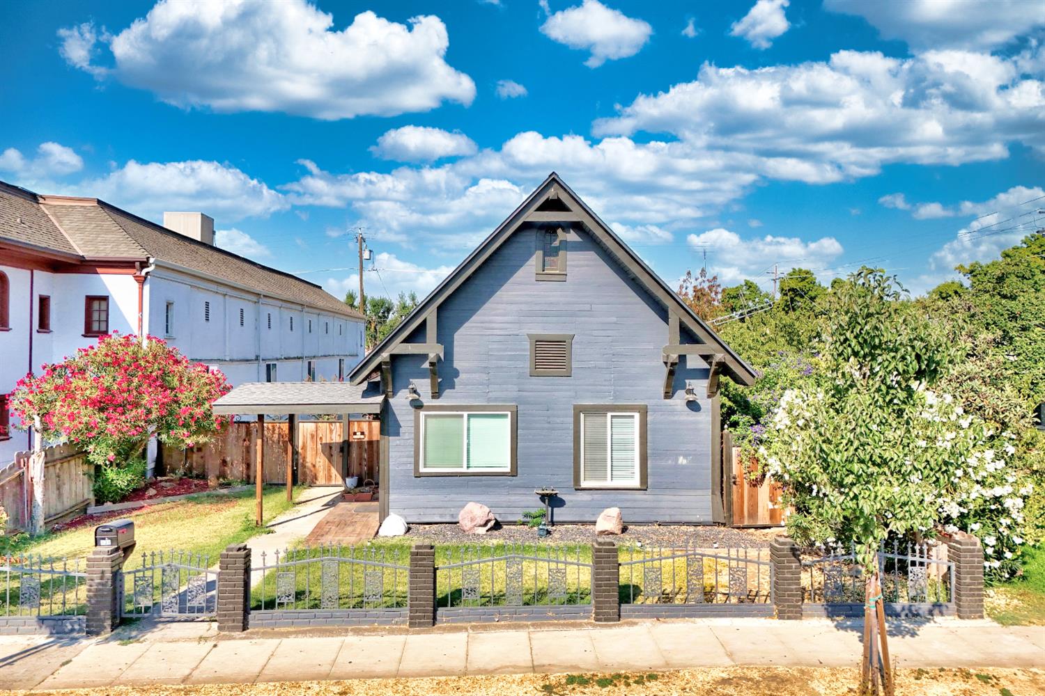 131 5th St, Gustine, CA 95322