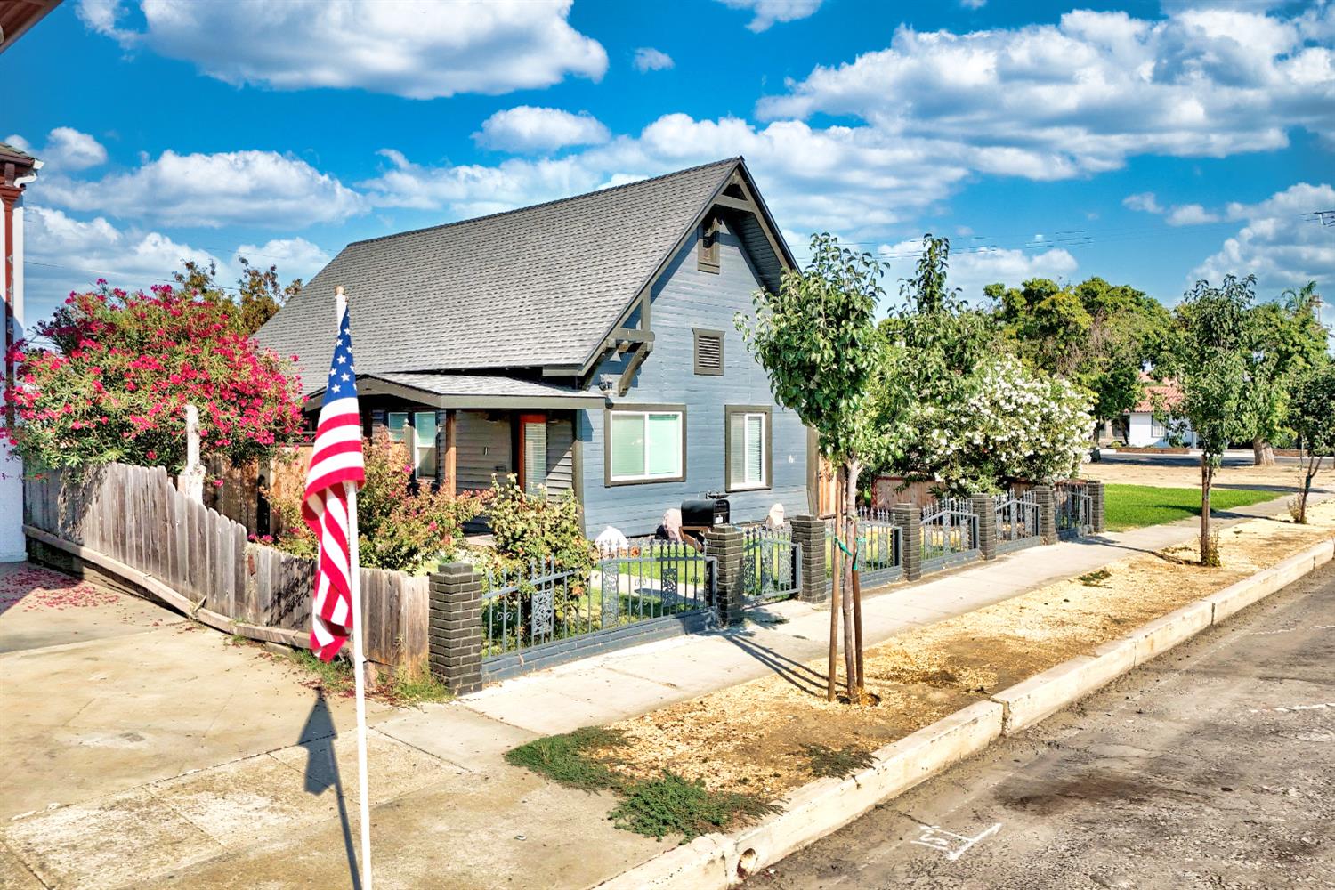 131 5th St, Gustine, CA 95322