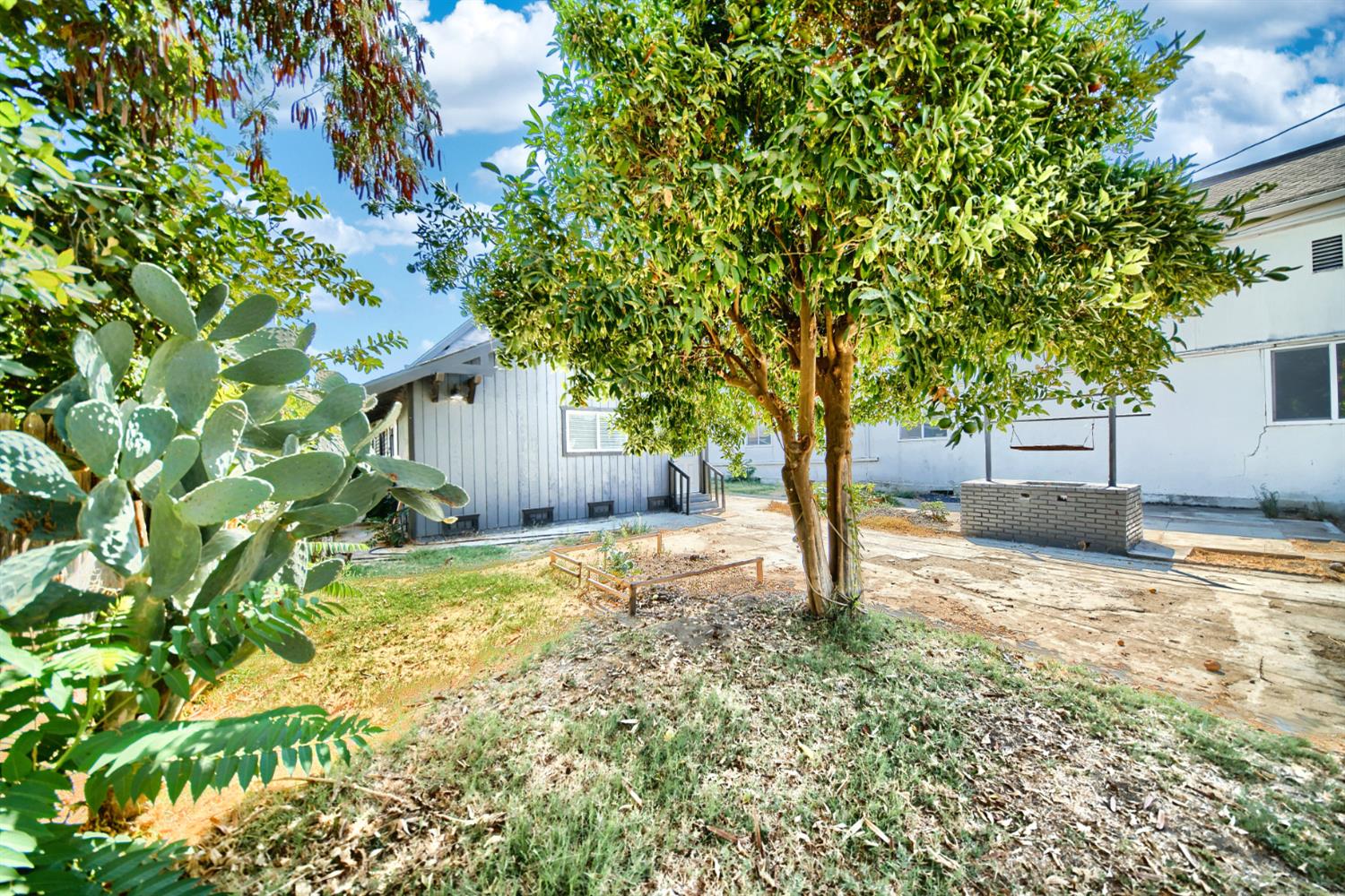 131 5th St, Gustine, CA 95322