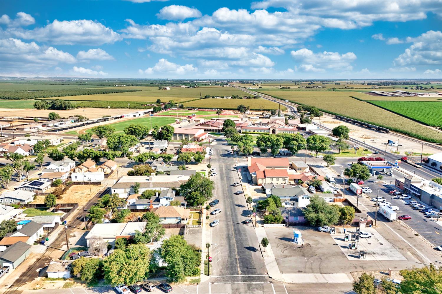 131 5th St, Gustine, CA 95322