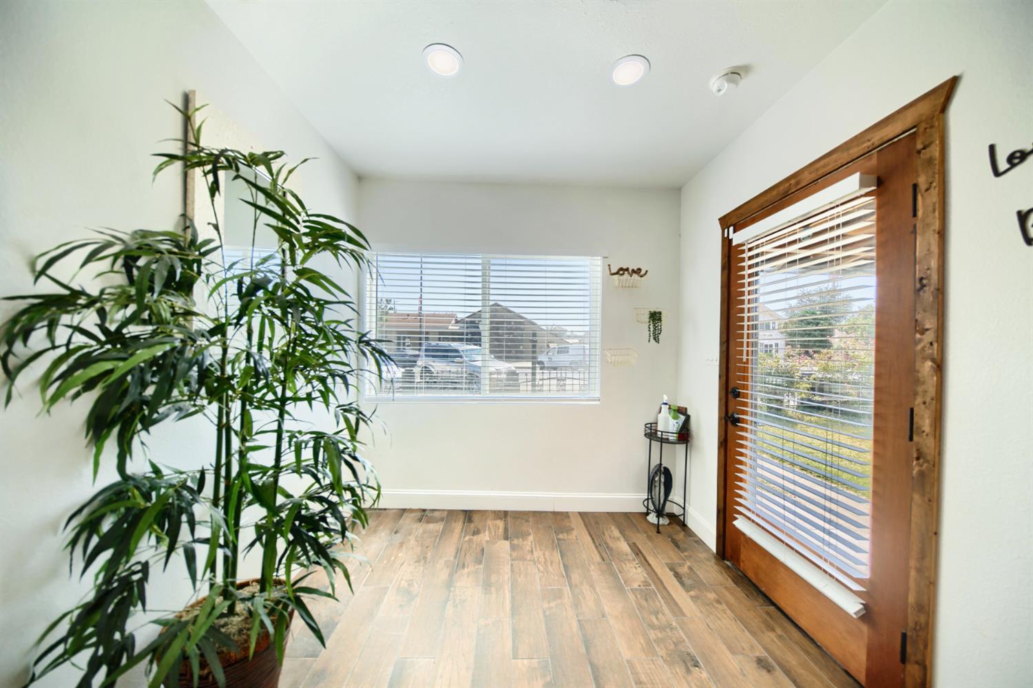 131 5th St, Gustine, CA 95322