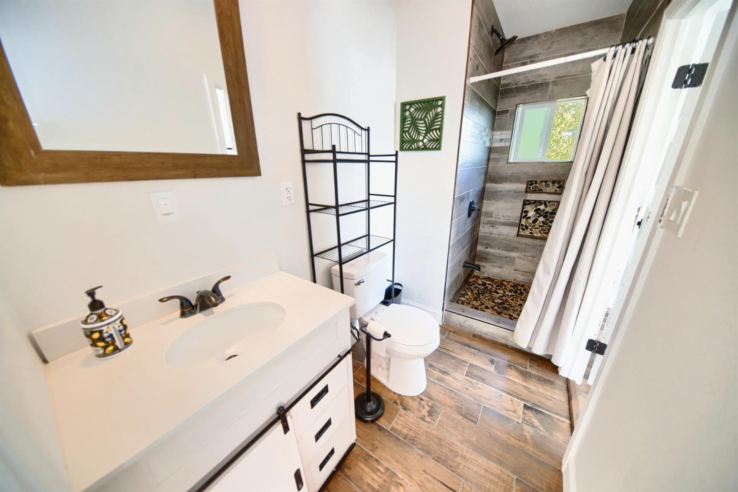 131 5th St, Gustine, CA 95322