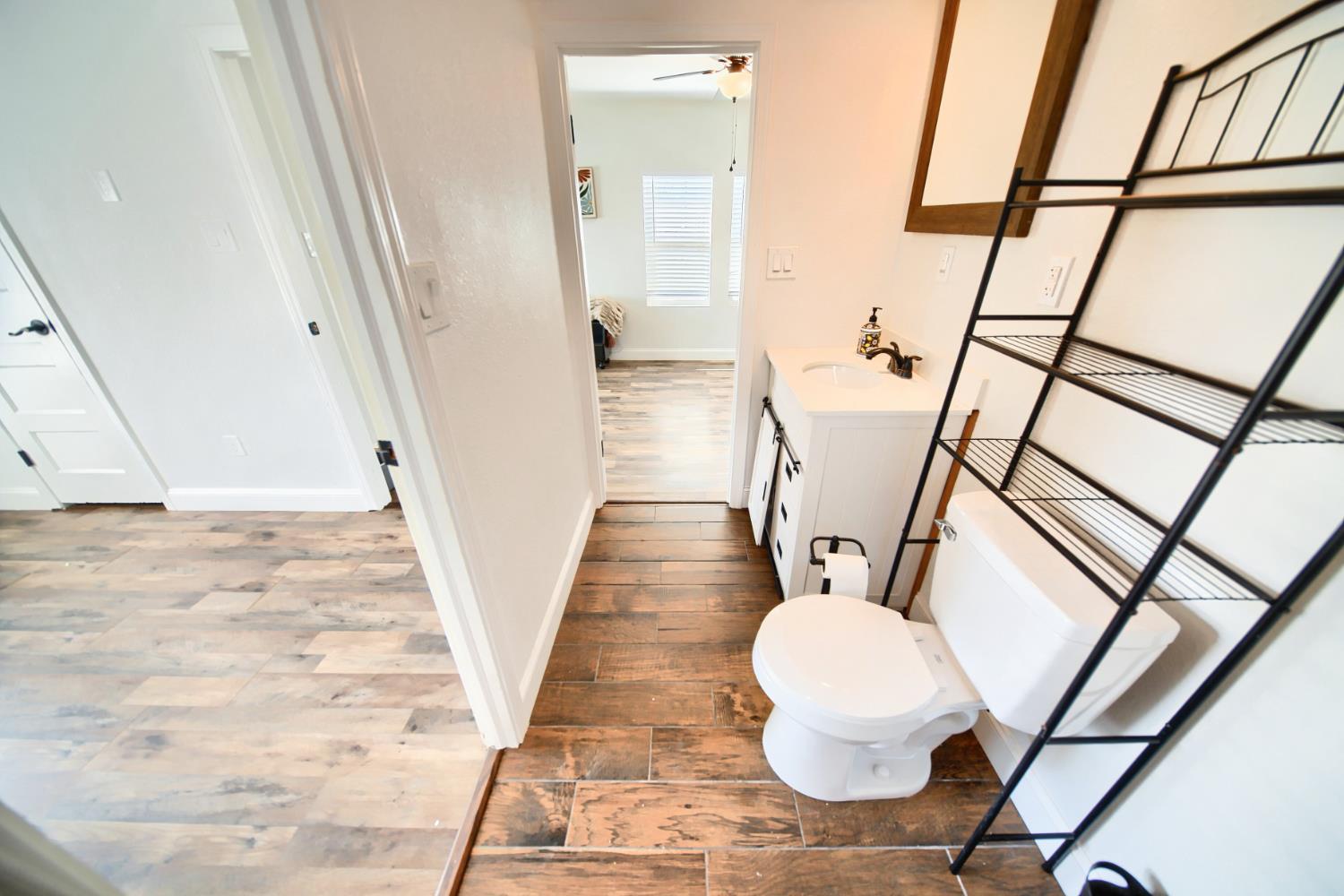 131 5th St, Gustine, CA 95322