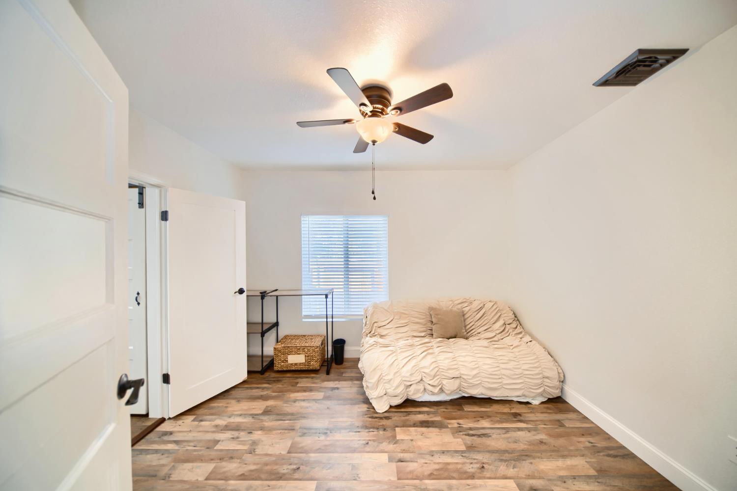 131 5th St, Gustine, CA 95322