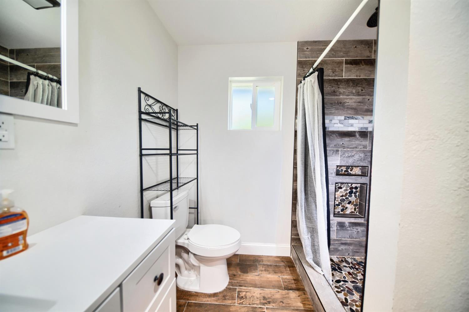 131 5th St, Gustine, CA 95322