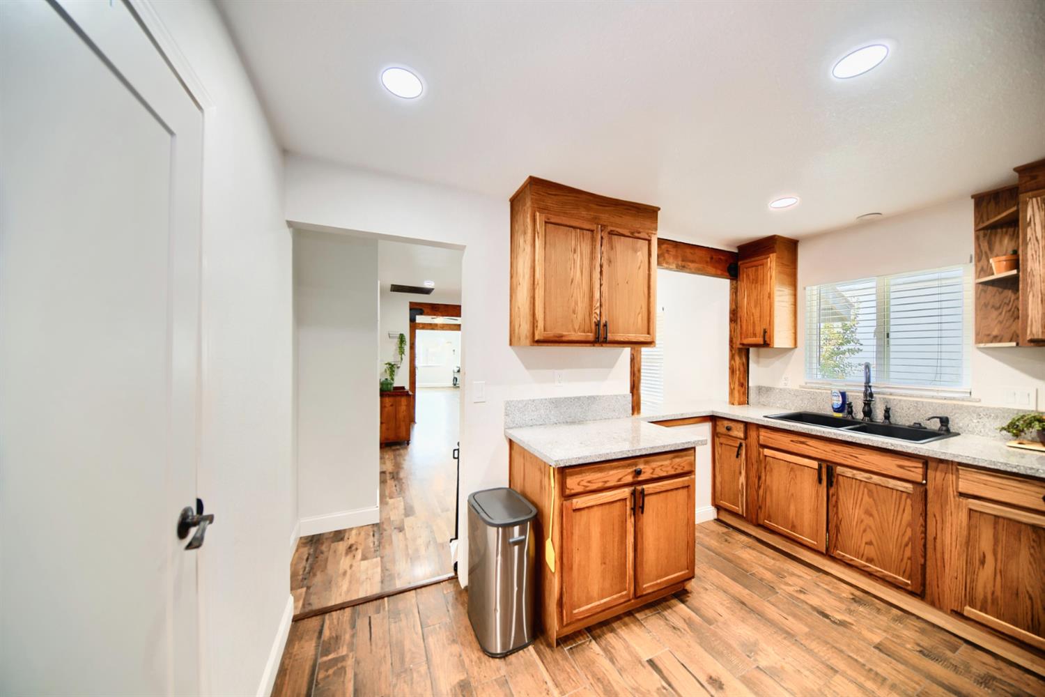 131 5th St, Gustine, CA 95322