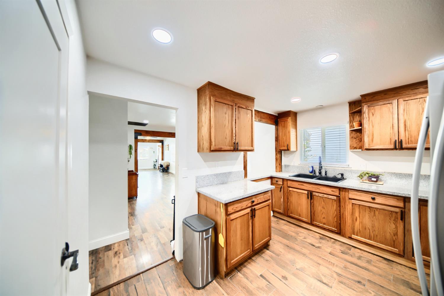 131 5th St, Gustine, CA 95322