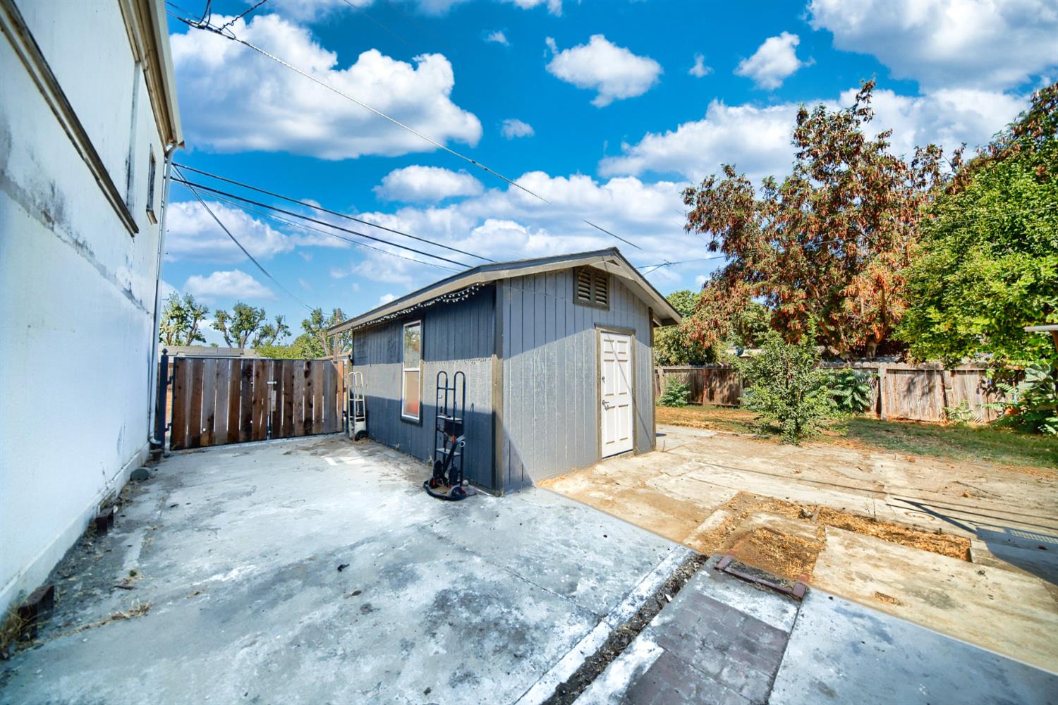 131 5th St, Gustine, CA 95322