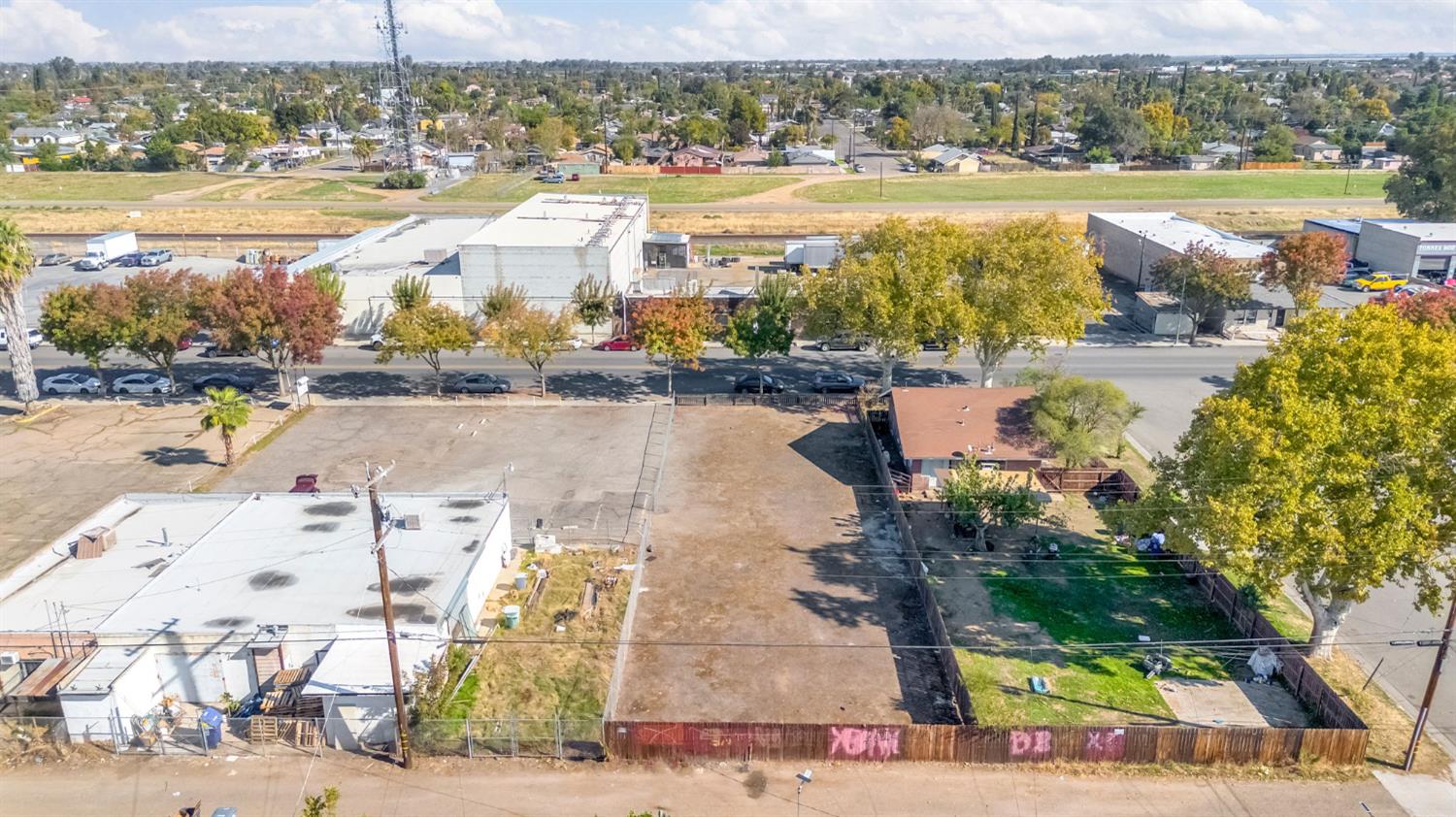 724 S Gateway Dr, Madera, CA 93637