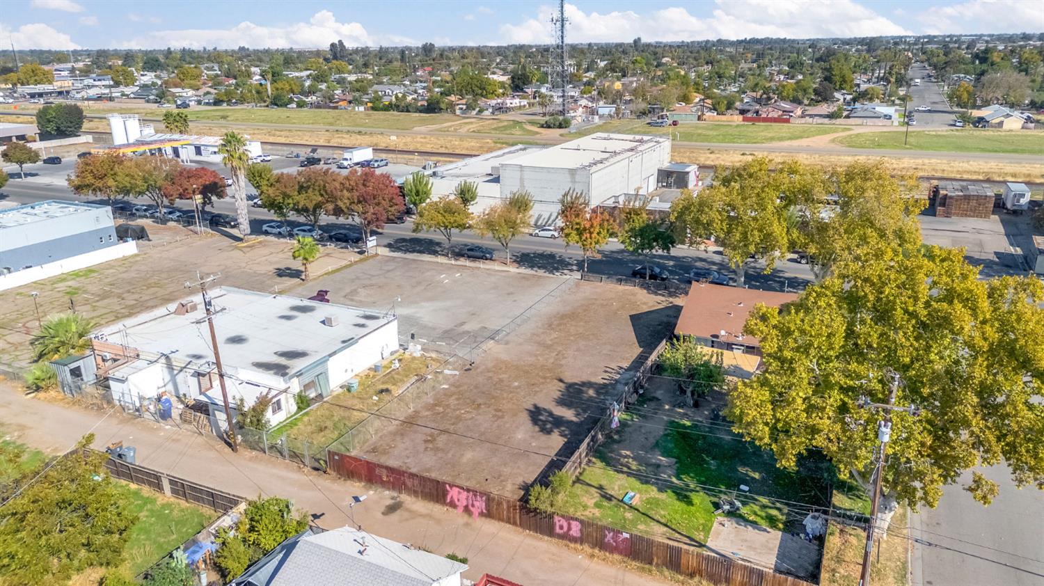 724 S Gateway Dr, Madera, CA 93637