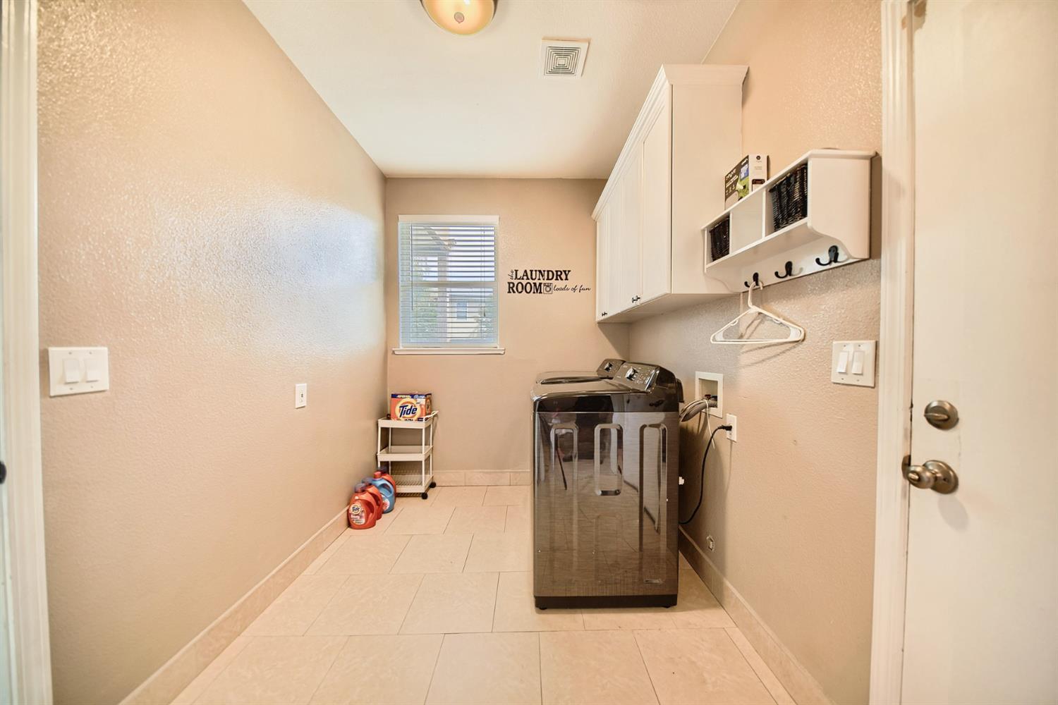 579 Almondcrest St, Oakdale, CA 95361