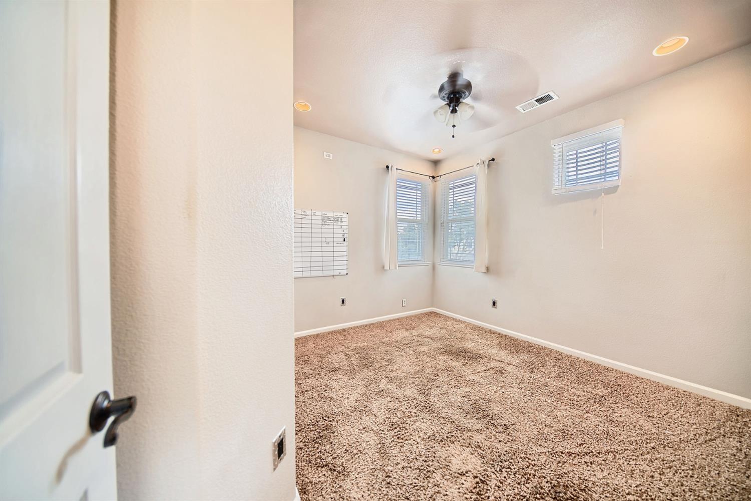 579 Almondcrest St, Oakdale, CA 95361