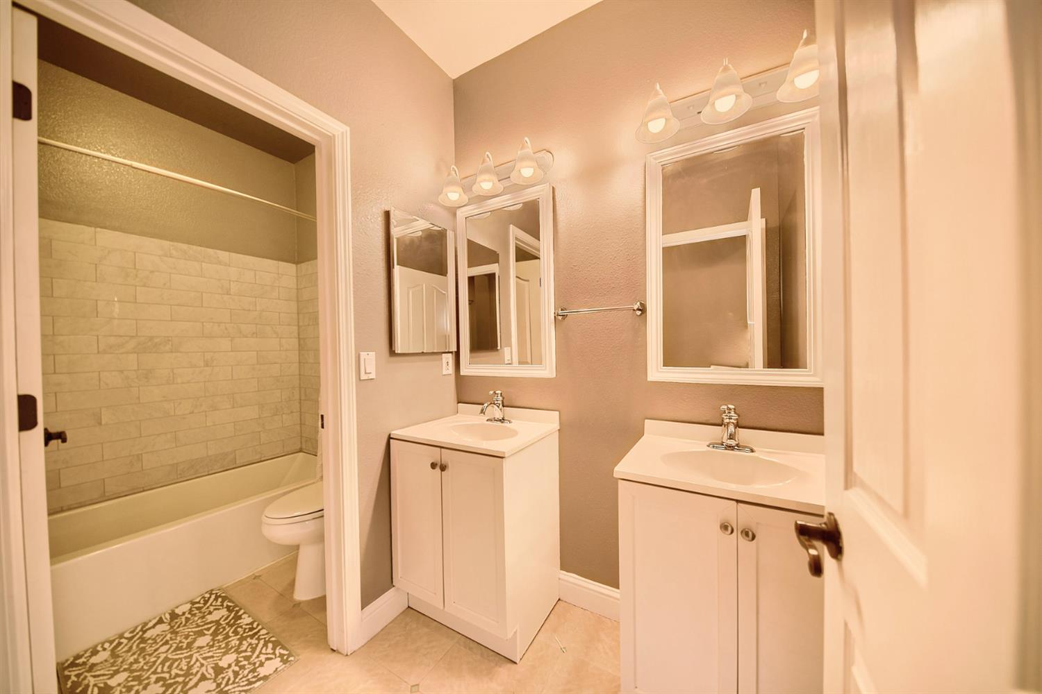 579 Almondcrest St, Oakdale, CA 95361