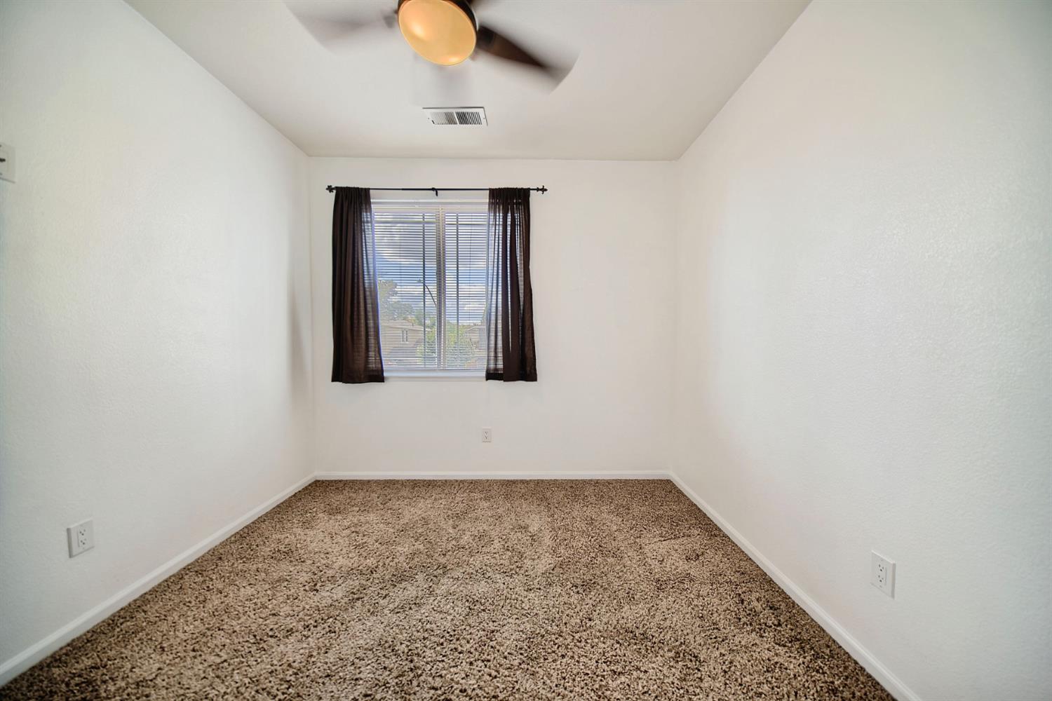 579 Almondcrest St, Oakdale, CA 95361