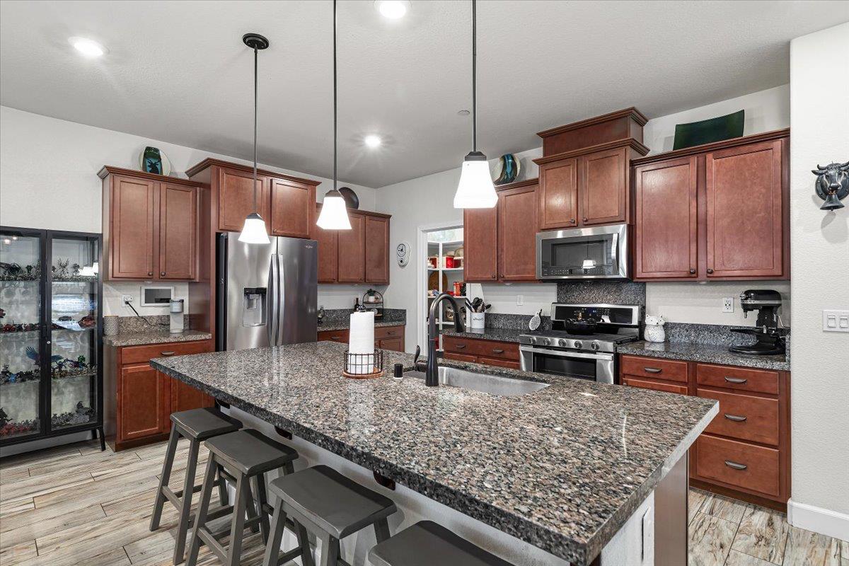 2147 Saffron Dr, Manteca, CA 95337