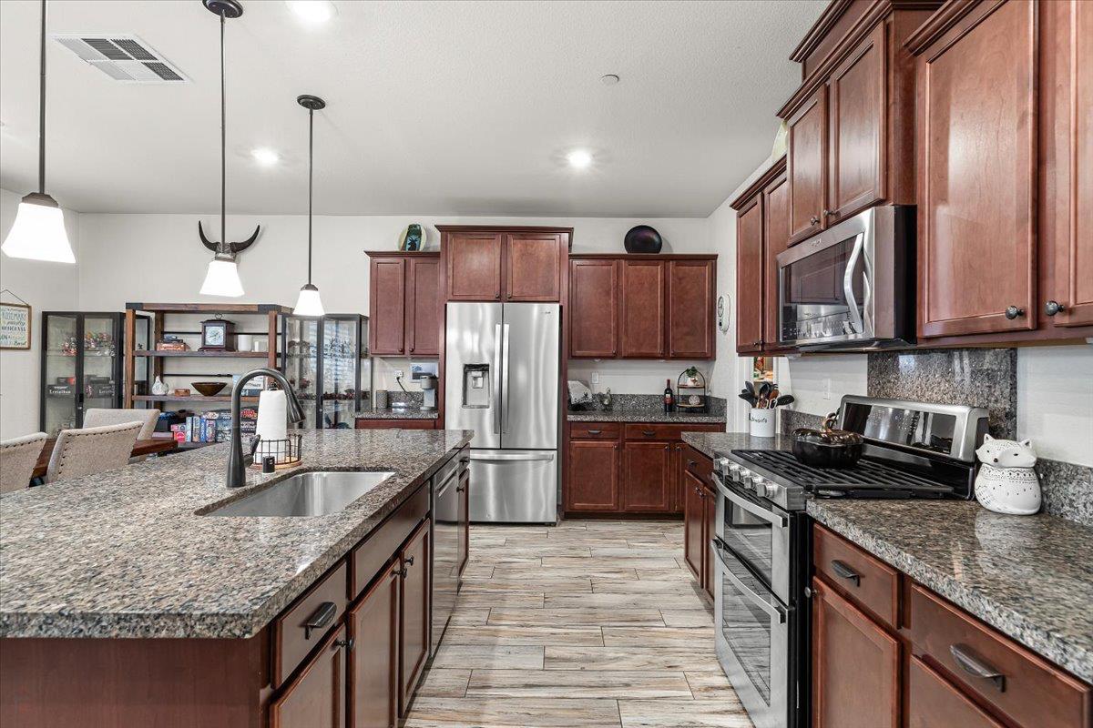 2147 Saffron Dr, Manteca, CA 95337