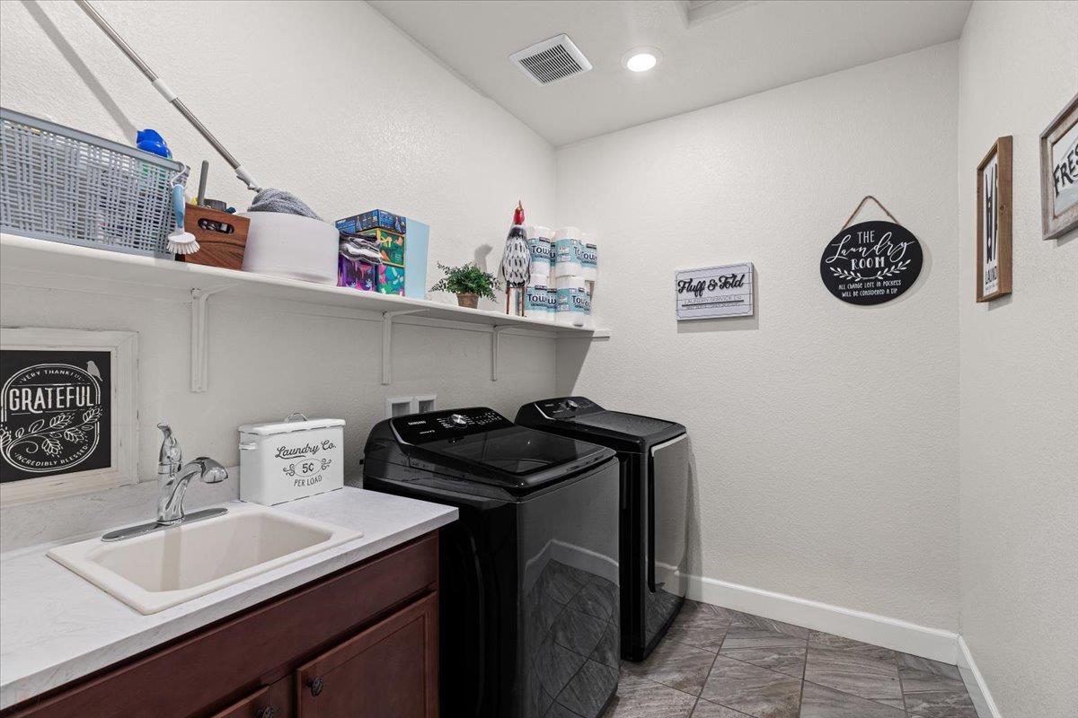 2147 Saffron Dr, Manteca, CA 95337