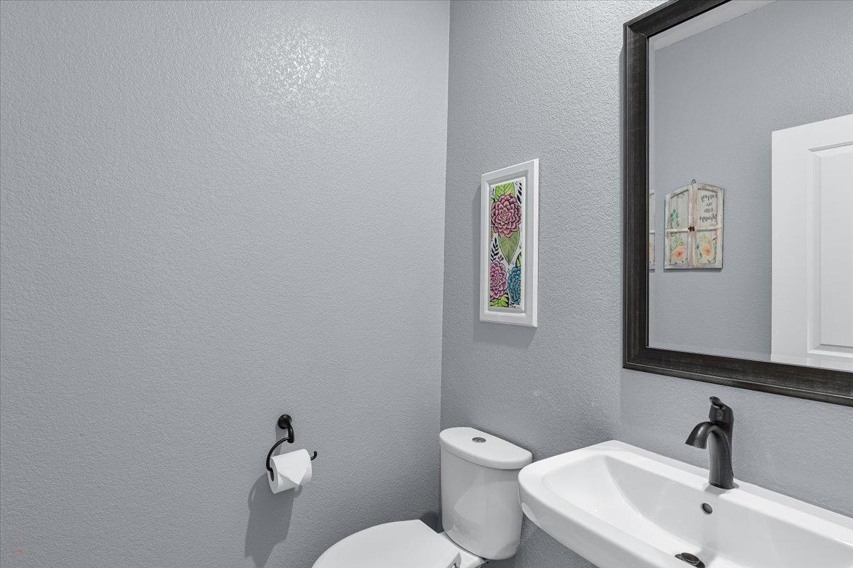 2147 Saffron Dr, Manteca, CA 95337