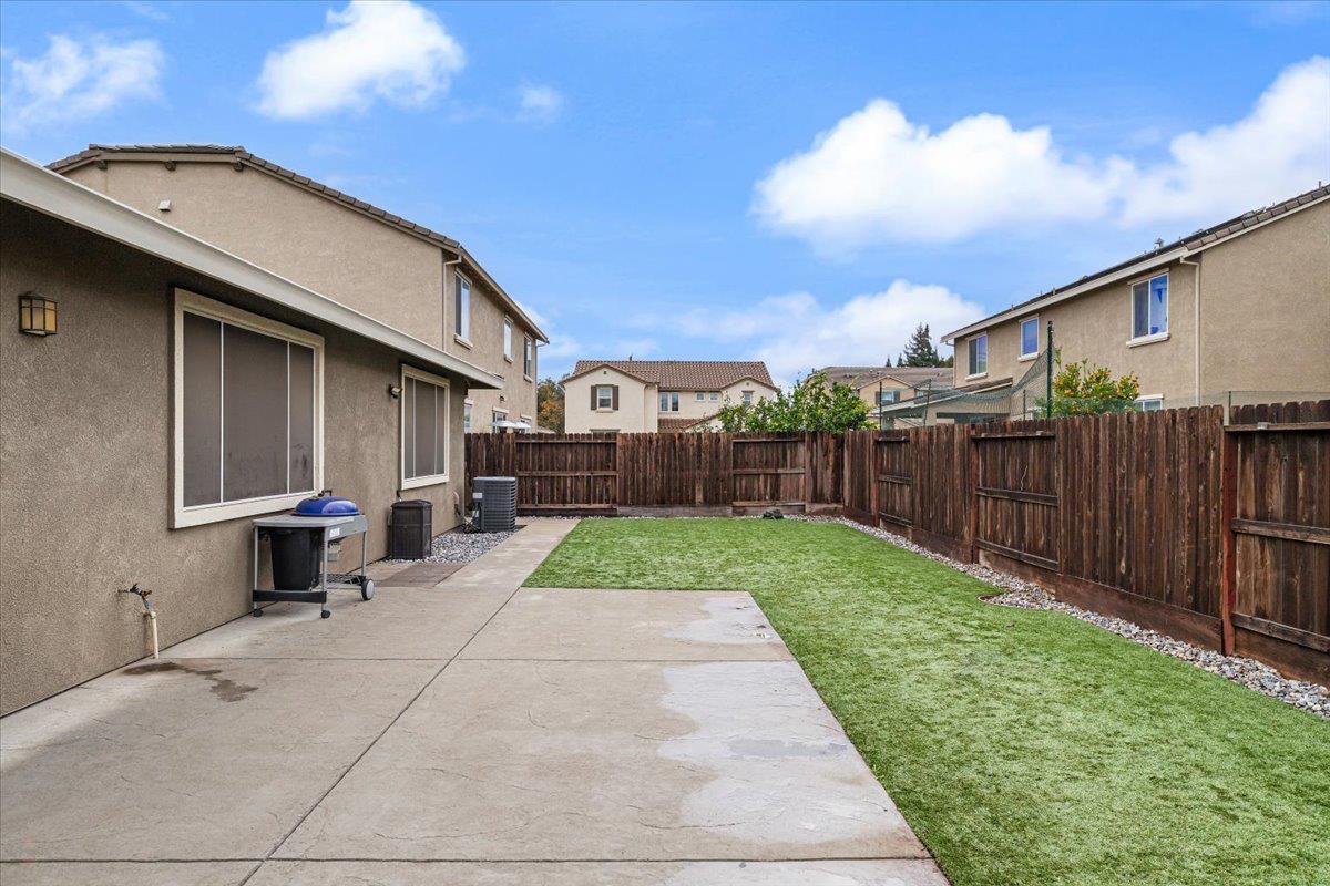 2147 Saffron Dr, Manteca, CA 95337