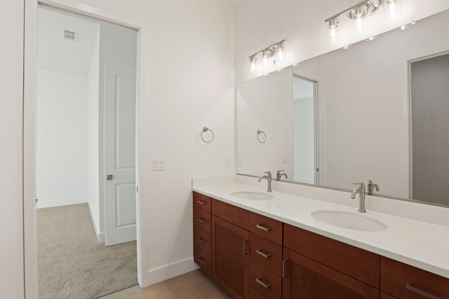 2299 Paramount Ln, Manteca, CA 95337