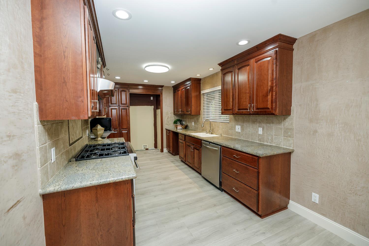 2410 Sherwood Ave, Modesto, CA 95350