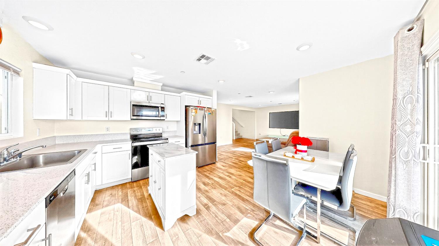 6421 Maple Leaf Ln, Riverbank, CA 95367