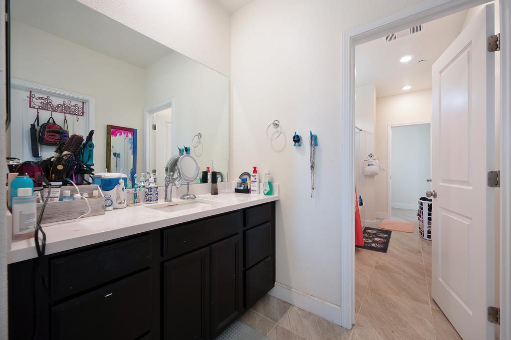 1004 Lavender St, Manteca, CA 95337