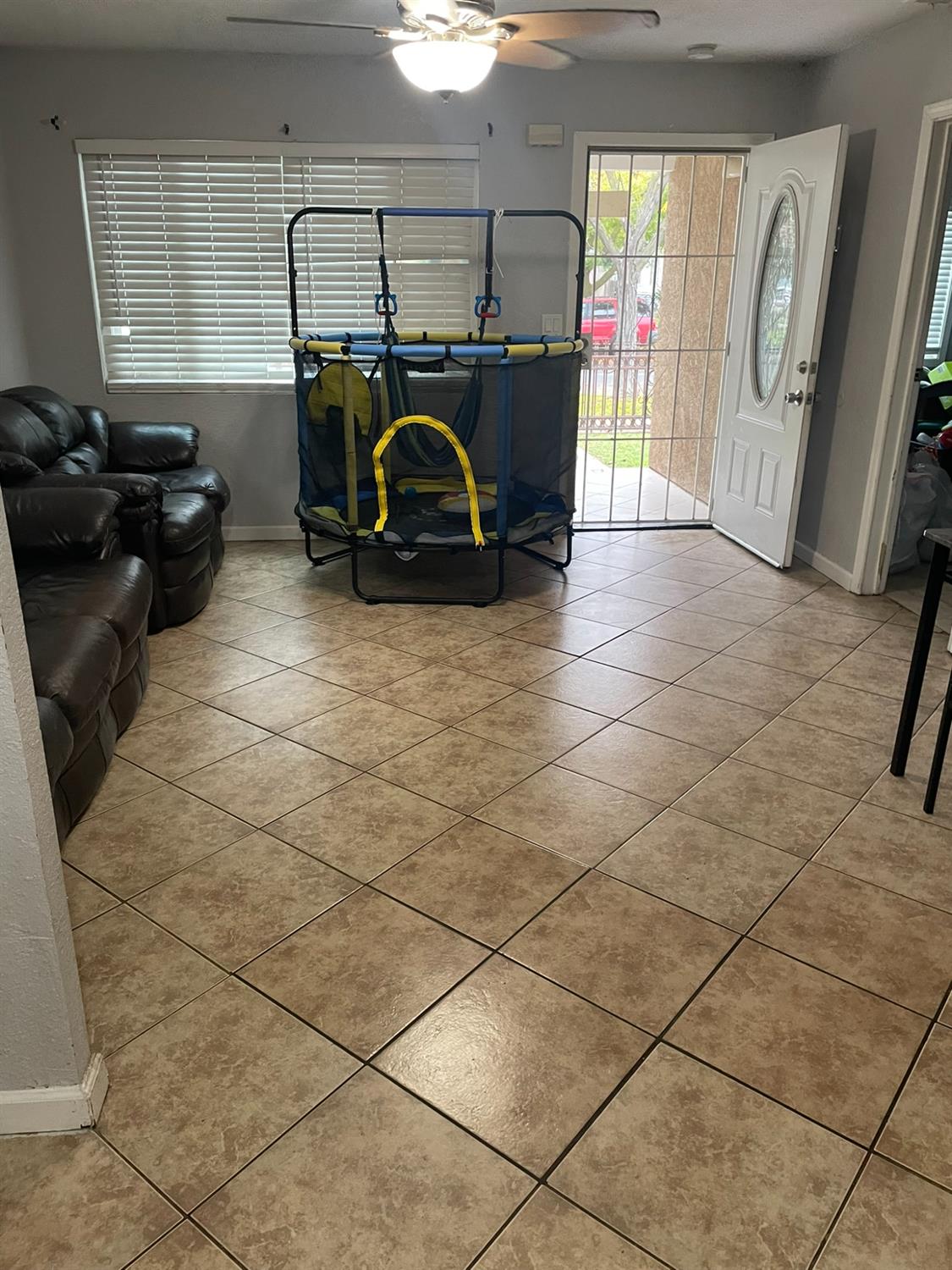 1015 W 10th St, Merced, CA 95341