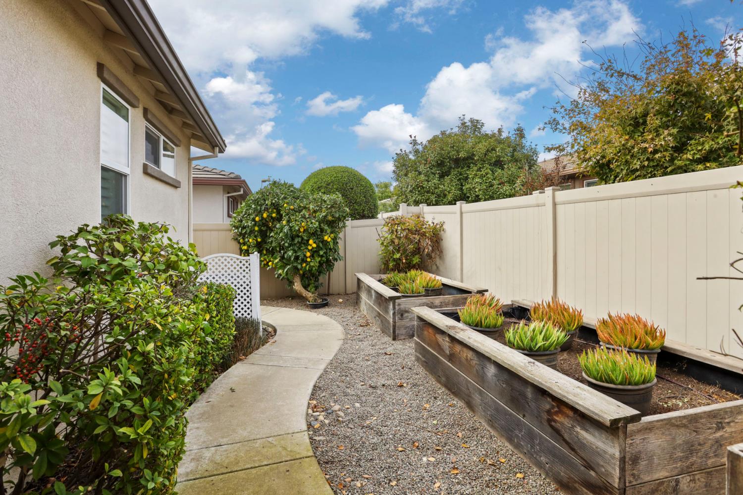 1709 Fox Trot Way, Manteca, CA 95336