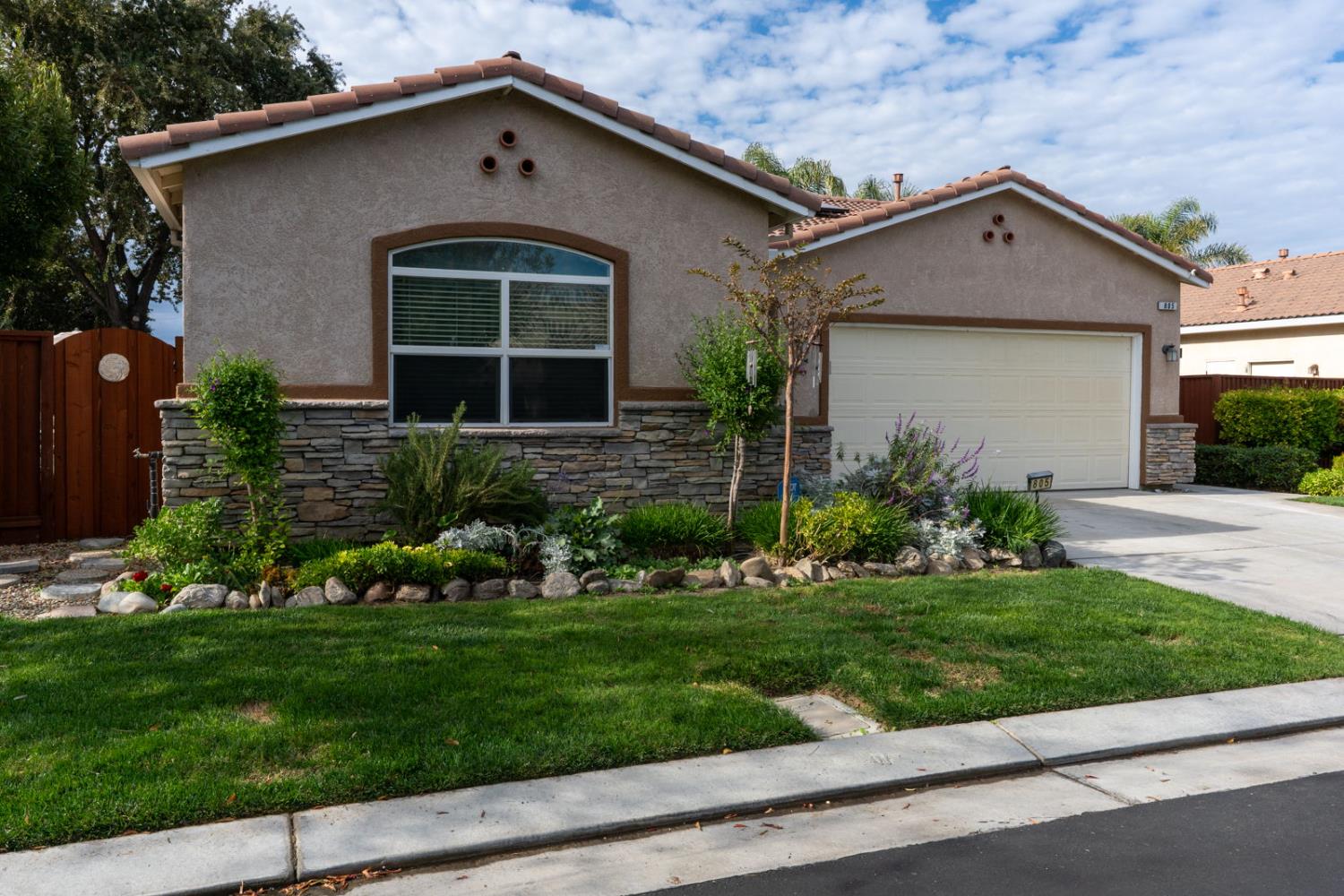 805 El Tesoro Ln, Los Banos, CA 93635