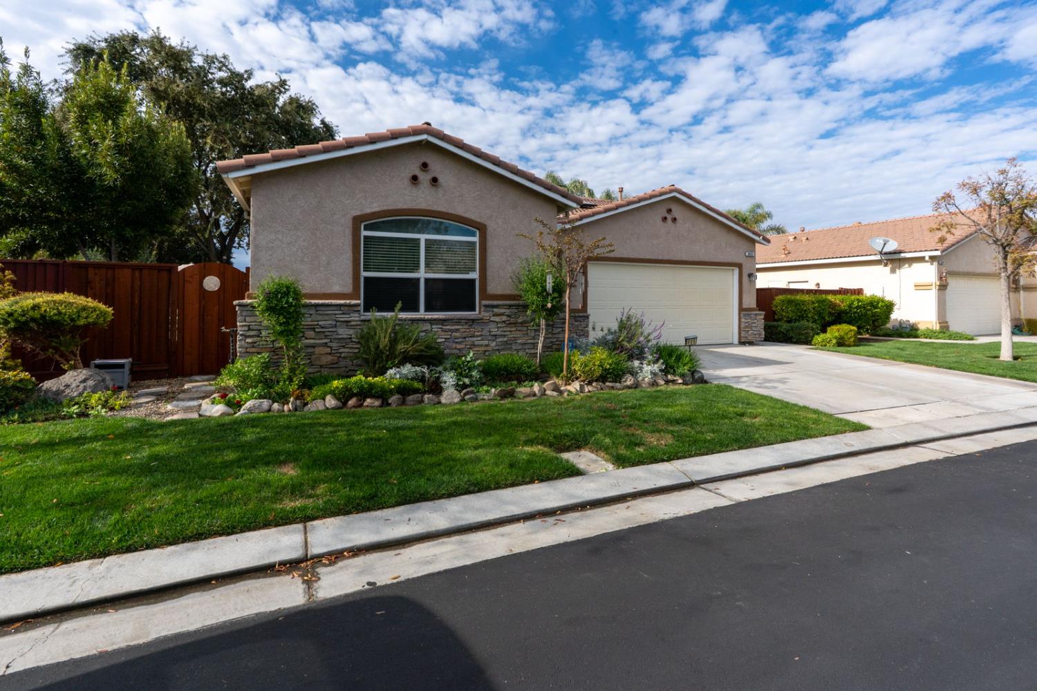 805 El Tesoro Ln, Los Banos, CA 93635