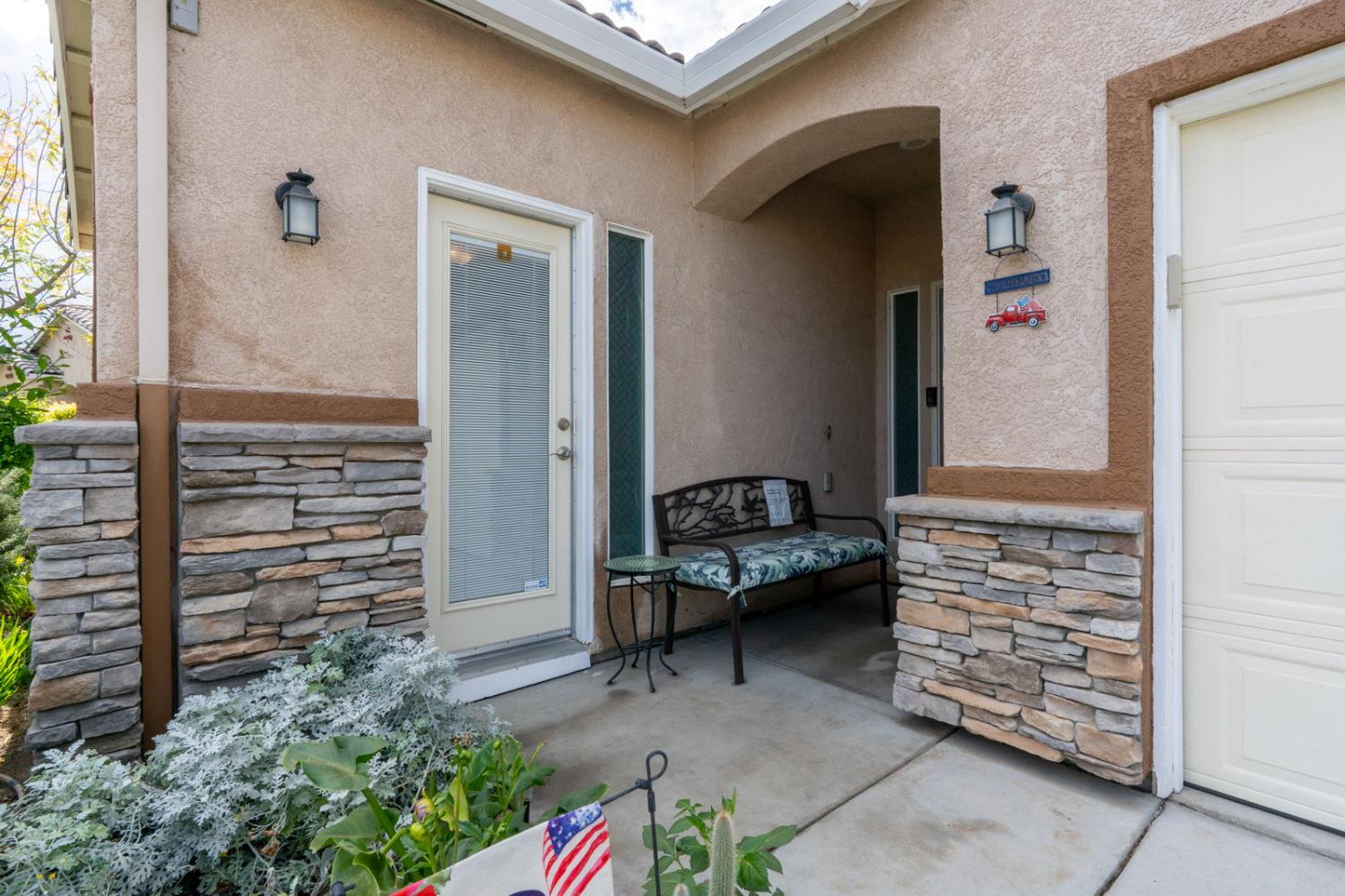 805 El Tesoro Ln, Los Banos, CA 93635