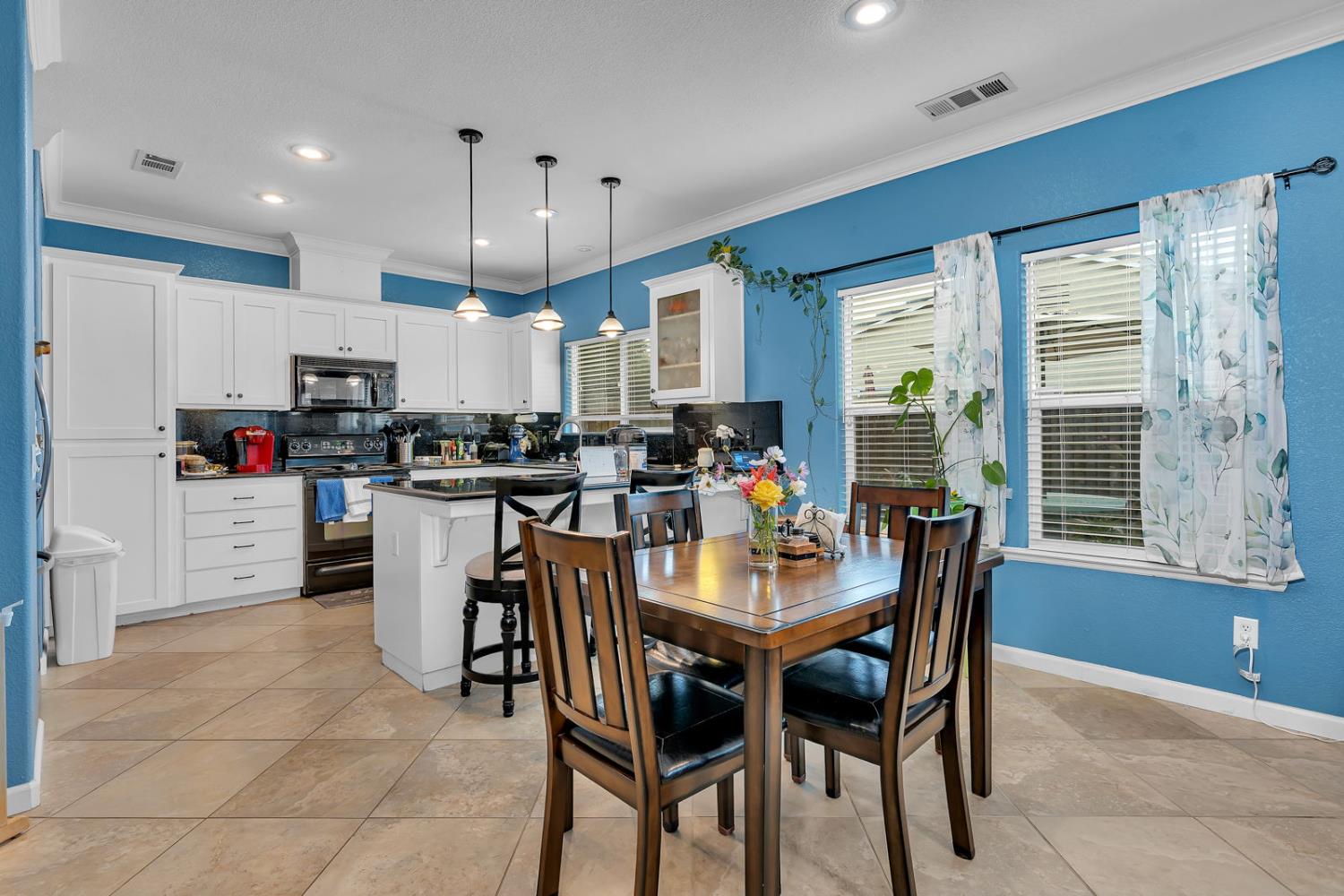 805 El Tesoro Ln, Los Banos, CA 93635