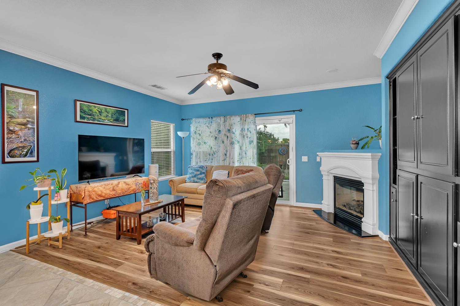 805 El Tesoro Ln, Los Banos, CA 93635