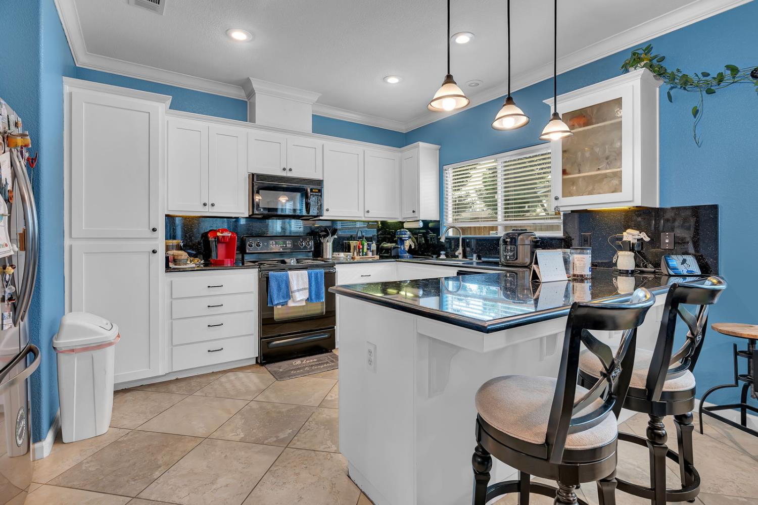 805 El Tesoro Ln, Los Banos, CA 93635