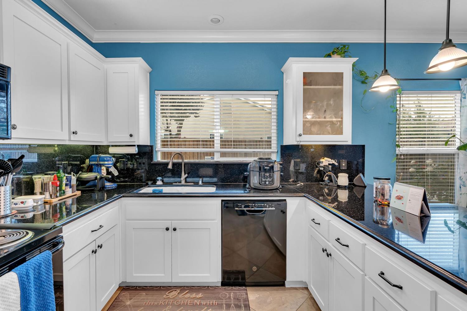 805 El Tesoro Ln, Los Banos, CA 93635