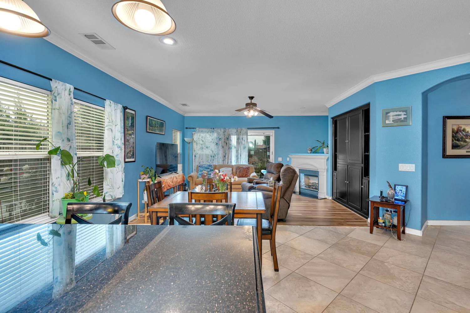 805 El Tesoro Ln, Los Banos, CA 93635