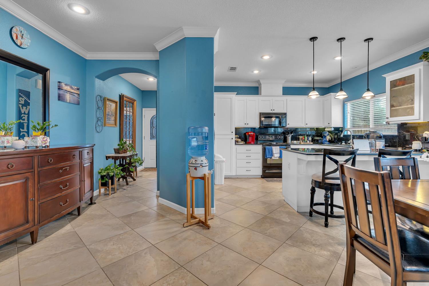 805 El Tesoro Ln, Los Banos, CA 93635