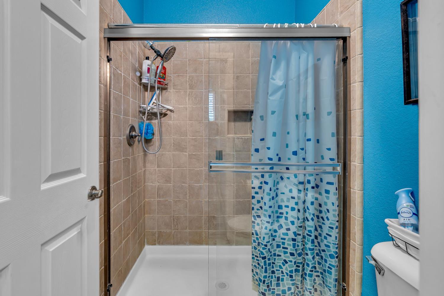 805 El Tesoro Ln, Los Banos, CA 93635