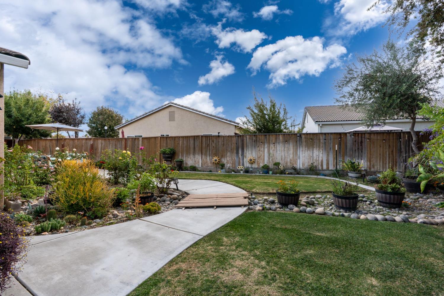 805 El Tesoro Ln, Los Banos, CA 93635