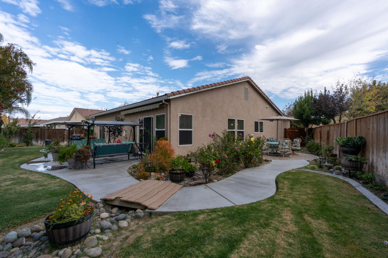 805 El Tesoro Ln, Los Banos, CA 93635