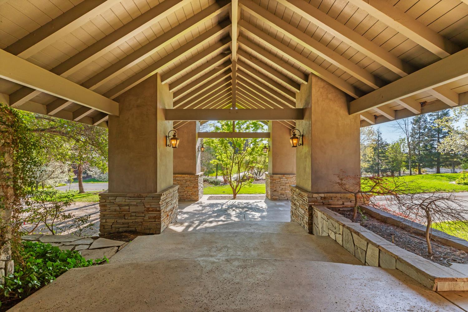 8519 Oak Creek Ct, Oakdale, CA 95361