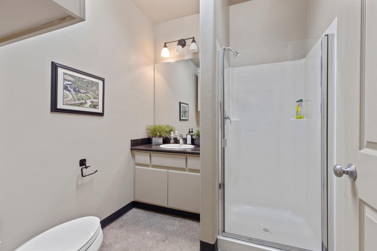 8519 Oak Creek Ct, Oakdale, CA 95361