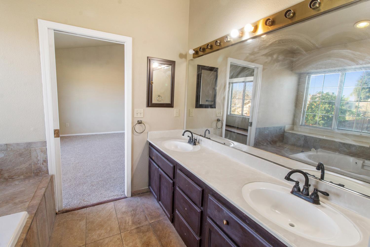 3905 Alessandro Ln, Modesto, CA 95356